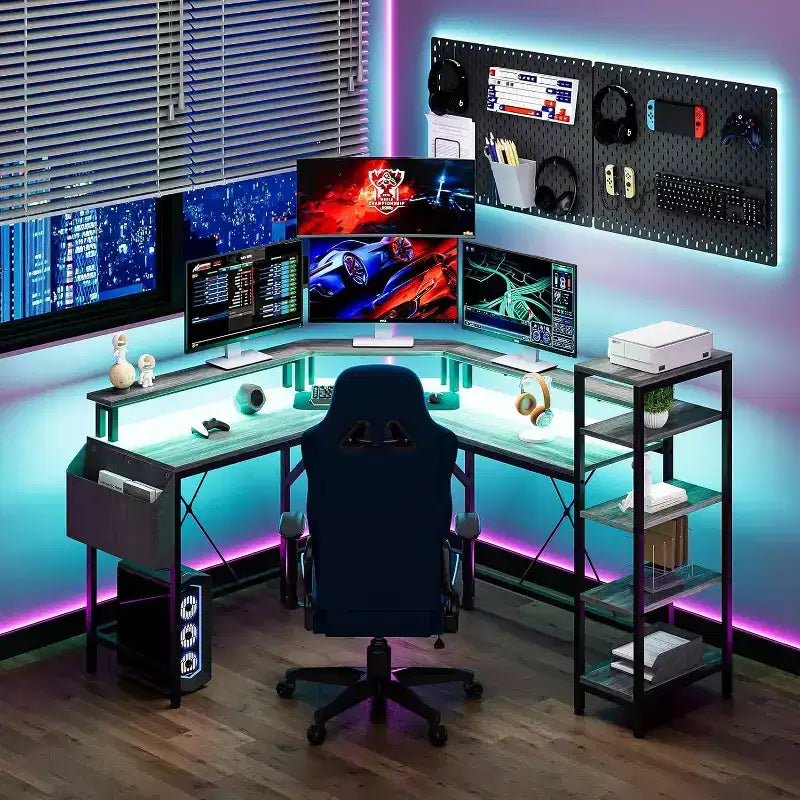 Bureau d'angle en forme de L de 157 cm avec prises de courant, lumières LED, support d'écran et étagères de rangement, bureau ergonomique pour le bureau à domicile