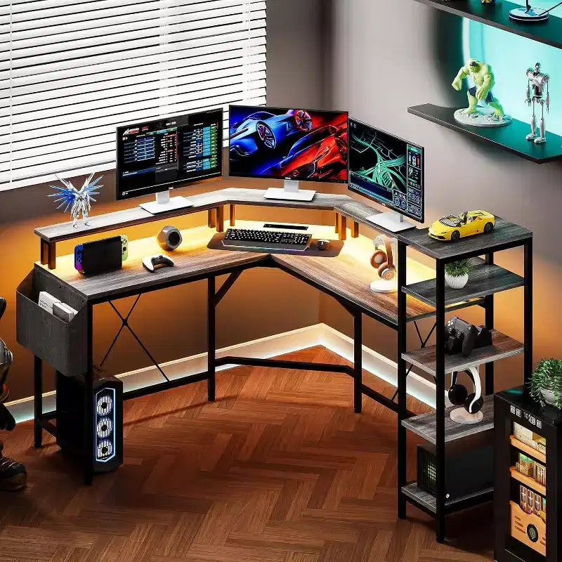 Bureau d'angle en forme de L de 157 cm avec prises de courant, lumières LED, support d'écran et étagères de rangement, bureau ergonomique pour le bureau à domicile
