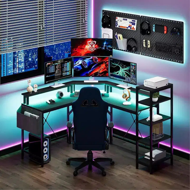 Bureau d'angle en forme de L de 157 cm avec prises de courant, lumières LED, support d'écran et étagères de rangement, bureau ergonomique pour le bureau à domicile