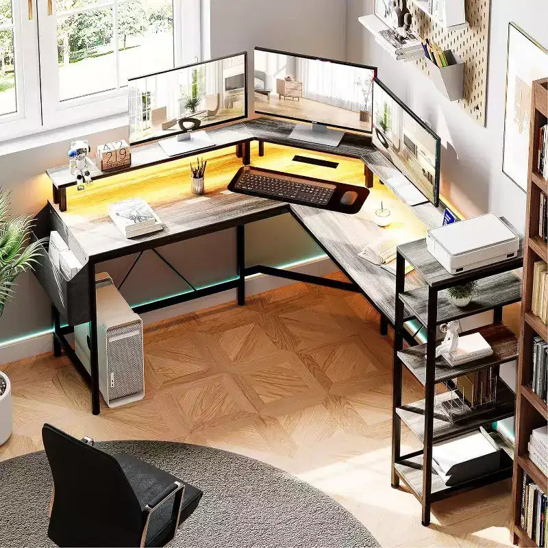 Bureau d'angle en forme de L de 157 cm avec prises de courant, lumières LED, support d'écran et étagères de rangement, bureau ergonomique pour le bureau à domicile